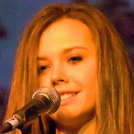 Sierra Hull, 34 (民歌手)