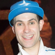 Simon Brodkin, 48 (喜劇演員)
