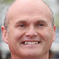 Simon King, 61 (Người dẫn chương trình)