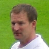 Simon Nicholas Grayson, 55 (Allenatore di calcio)