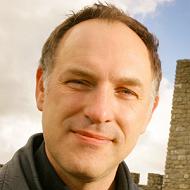 Simon Scarrow, 63 (小說家)