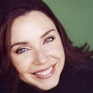 Stephanie Courtney, 55 (喜剧演员)
