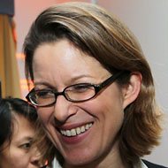 Stephanie Hope Flanders, 57 (記者)