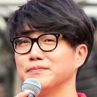 Sung Si-kyung, 44 (流行歌手)