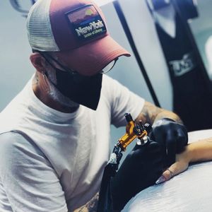 Tato Devia, 43 (Komiek)