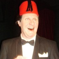 Tommy Cooper (1921 - 1984) (魔术师)