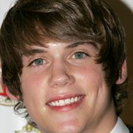 Tony Oller, 33 (流行歌手)