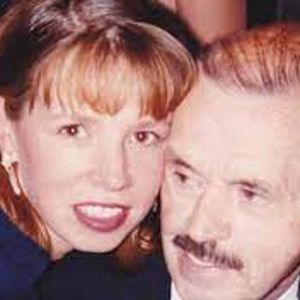 tracey wahlberg, 58 (家庭成员)