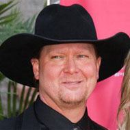 Tracy Lawrence, 56 (鄉村歌手)