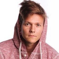Tyler Ward, 35 (流行歌手)