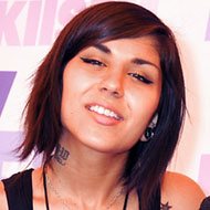 Yasmine Yousaf, 32 (流行歌手)