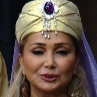 Yonca Evcimik, 62 (流行歌手)